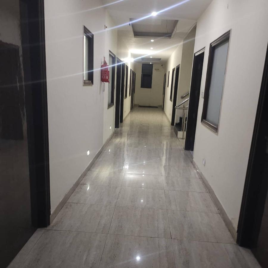 Hotel Kb Square Near Chandigarh Railway Station Rum bild
