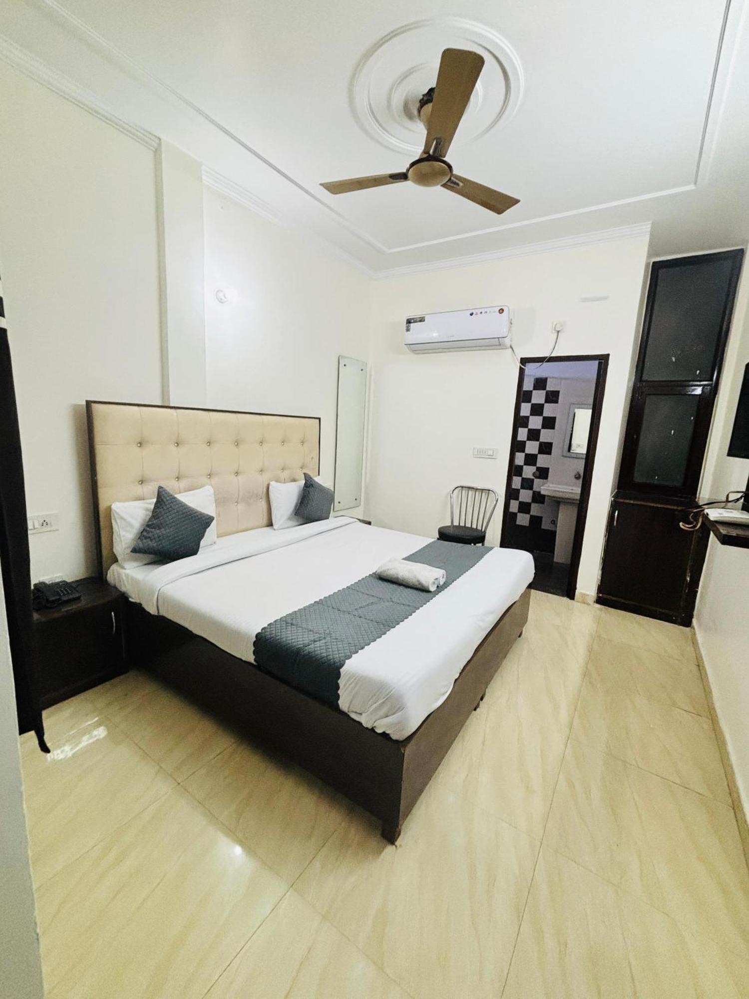 Hotel Kb Square Near Chandigarh Railway Station Rum bild