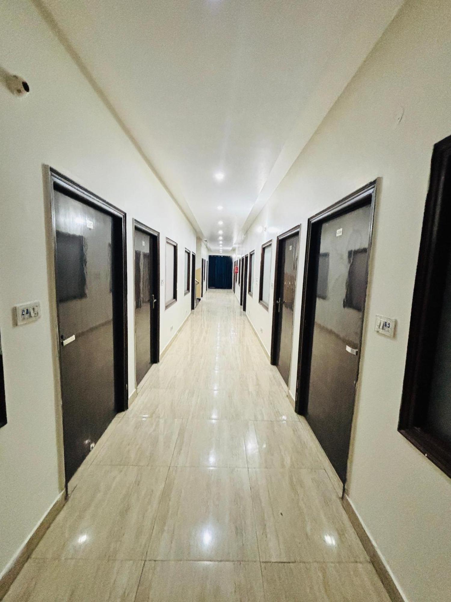 Hotel Kb Square Near Chandigarh Railway Station Rum bild