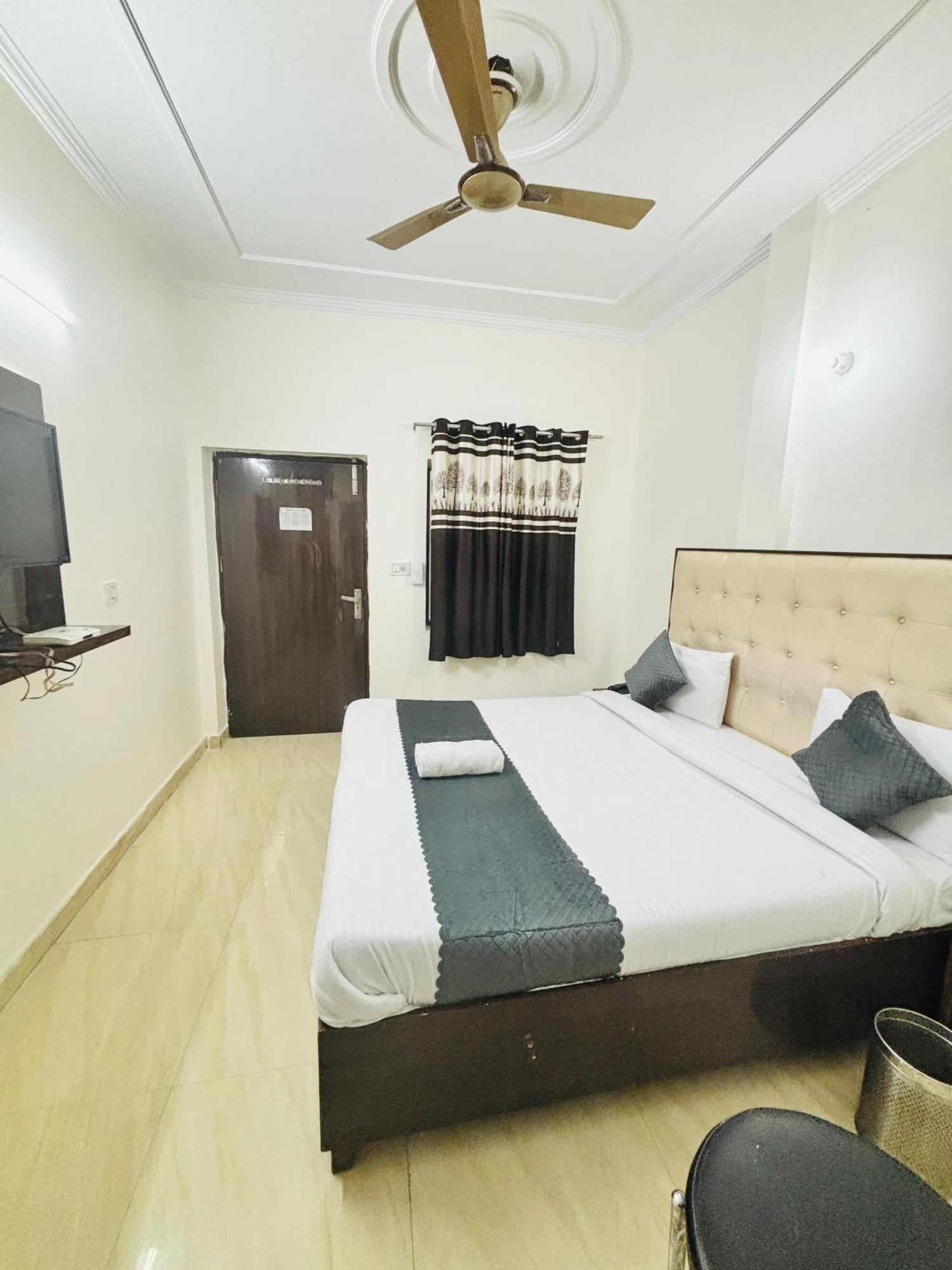 Hotel Kb Square Near Chandigarh Railway Station Rum bild