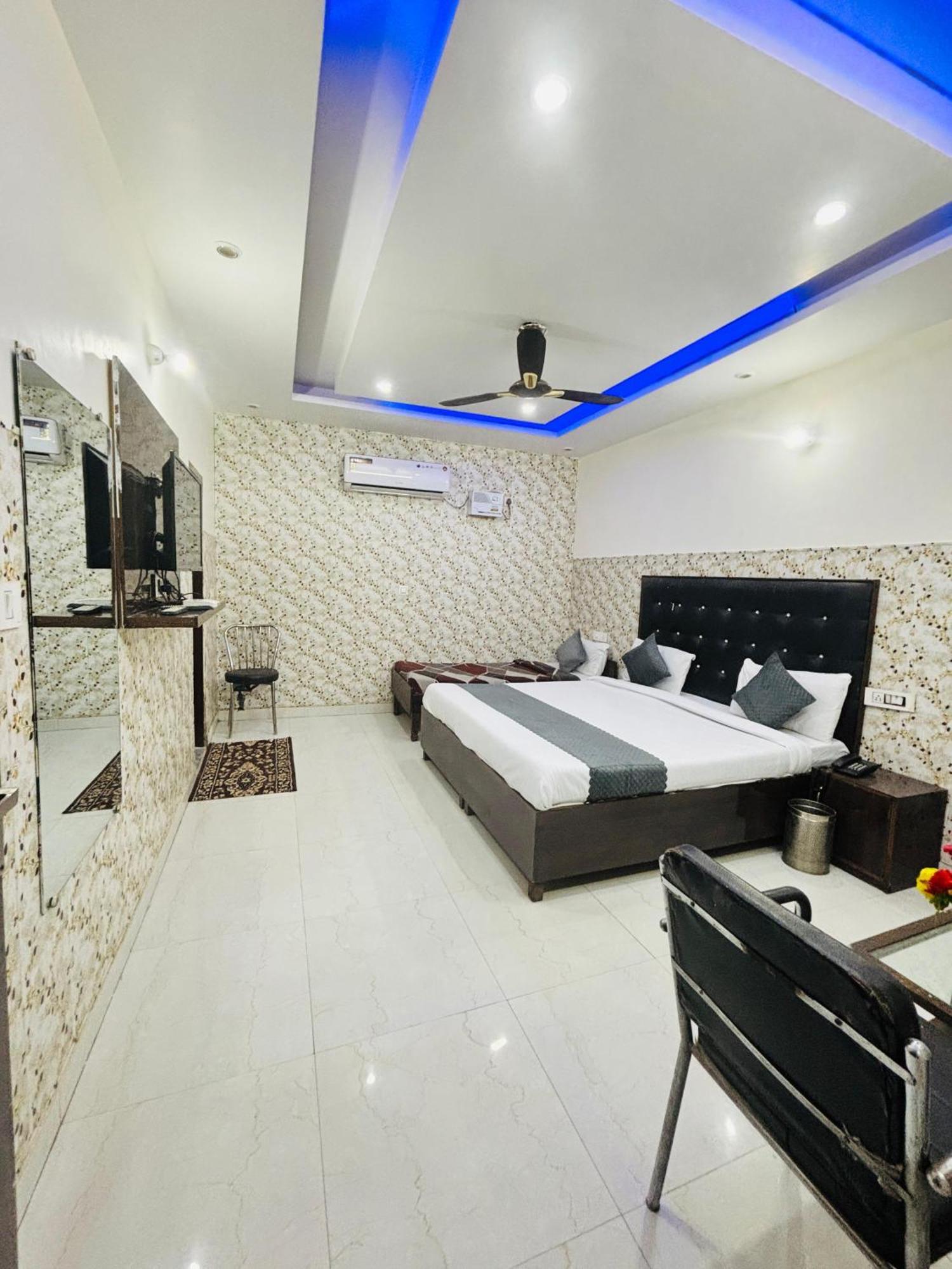 Hotel Kb Square Near Chandigarh Railway Station Rum bild