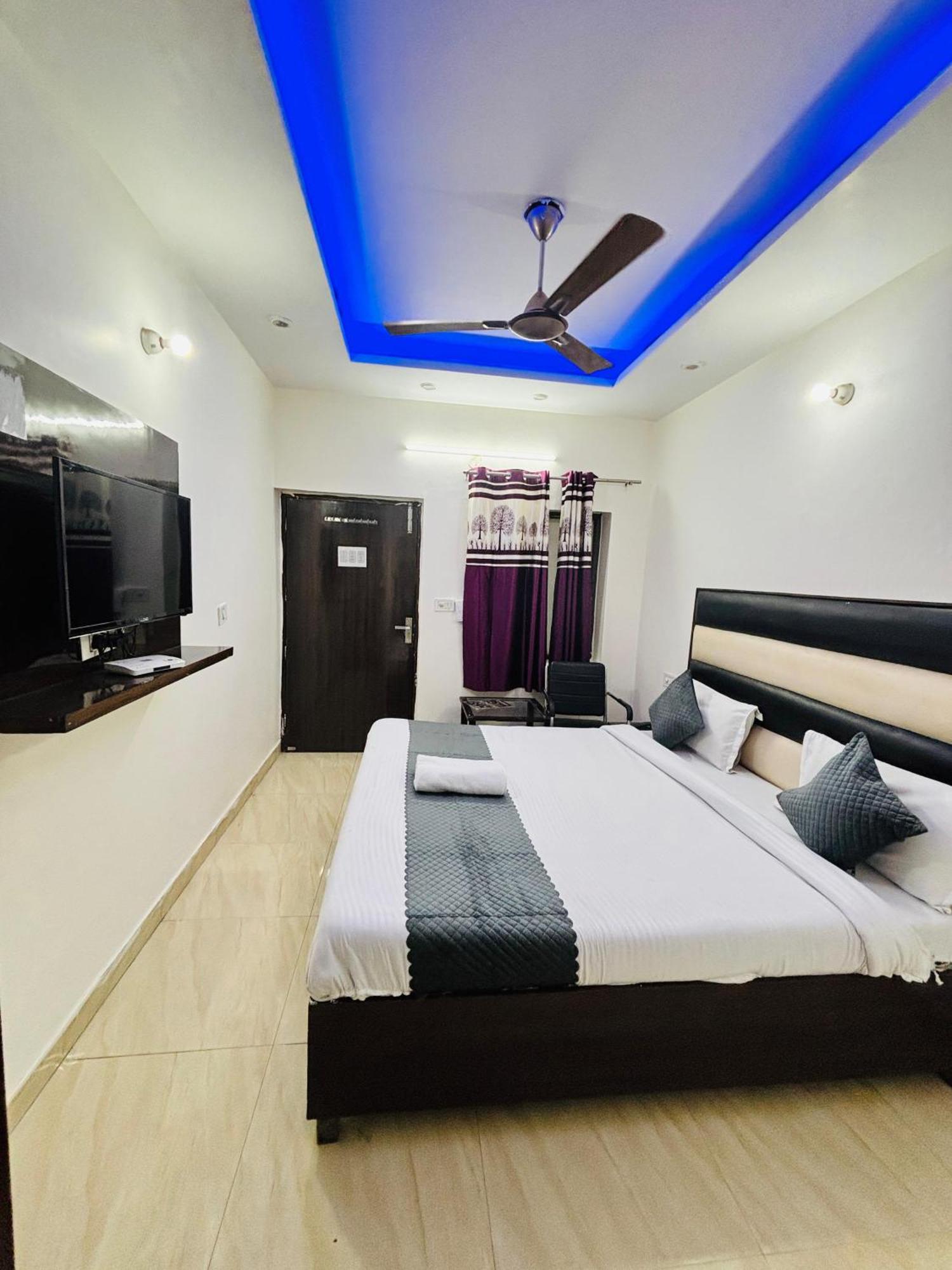 Hotel Kb Square Near Chandigarh Railway Station Exteriör bild