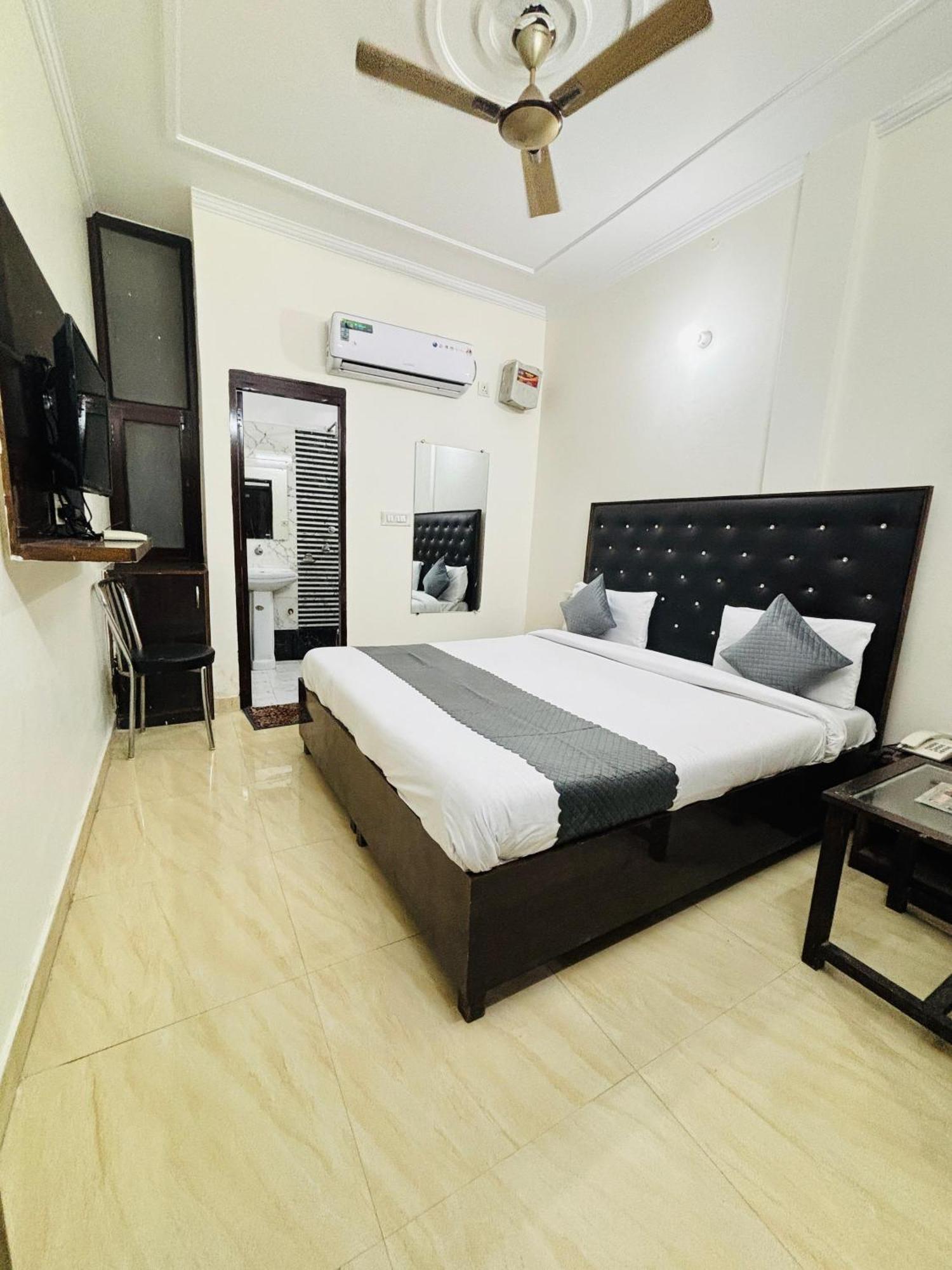 Hotel Kb Square Near Chandigarh Railway Station Rum bild