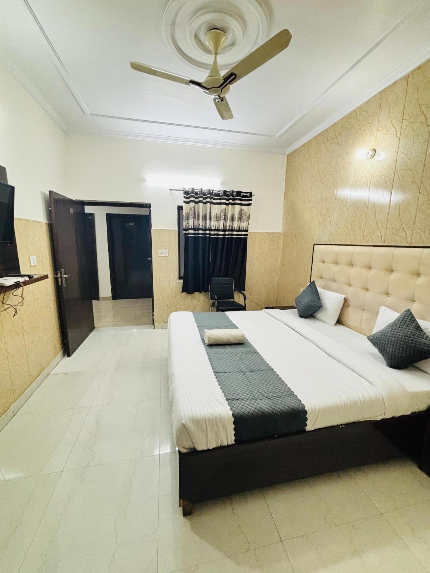 Hotel Kb Square Near Chandigarh Railway Station Rum bild